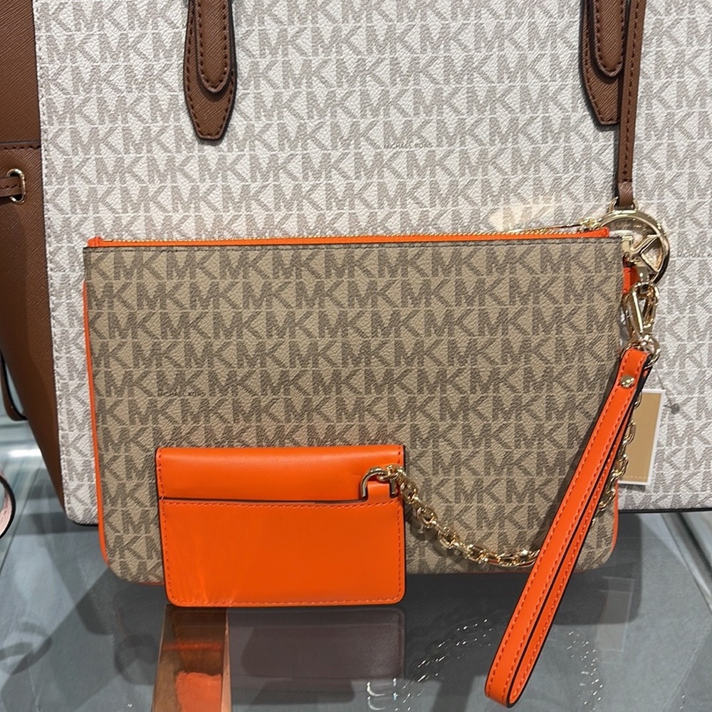 MICHAEL KORS JET SET ITEM LG 2 in 1 CARD CASE & WRISTLET
Poppy 
NWT - Picture 7 of 16